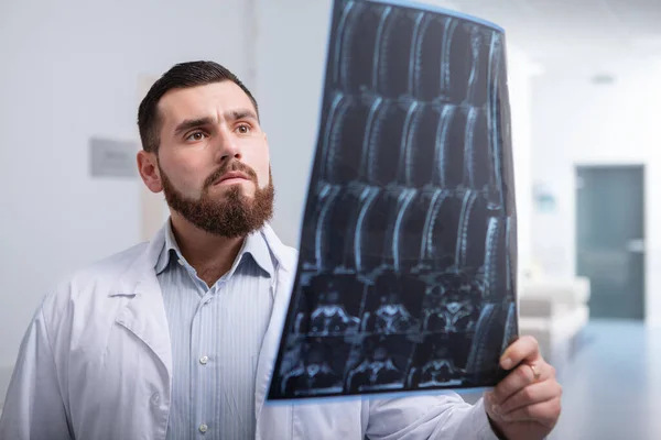 Skäggig mogen manlig läkare på sjukhuset — Stockfoto