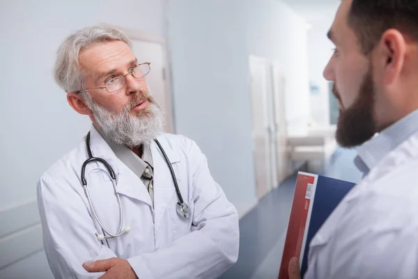 Medico anziano di sesso maschile che parla con un collega dell'ospedale — Foto Stock