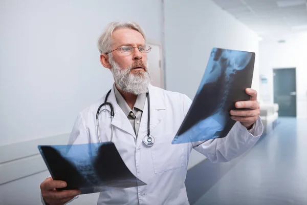 Anziano medico di sesso maschile alla sua clinica — Foto Stock