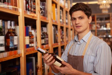 Şarap dükkanında çalışan genç bir şarap garsonu.