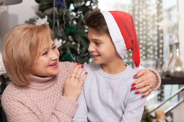 可愛いですシニア女性祝いクリスマスとともに彼女の孫 — ストック写真