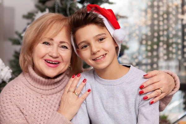 可愛いですシニア女性祝いクリスマスとともに彼女の孫 — ストック写真