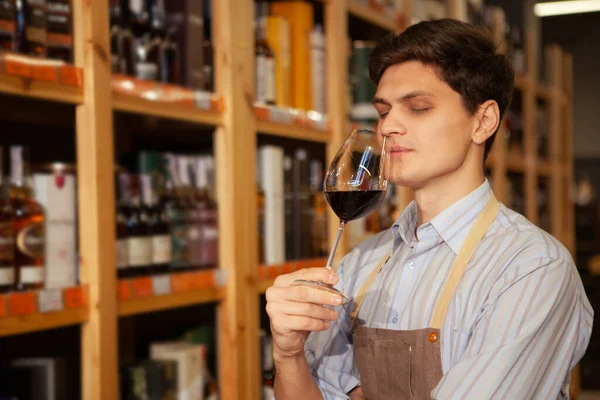 Jovem sommelier masculino trabalhando na loja de vinhos — Fotografia de Stock