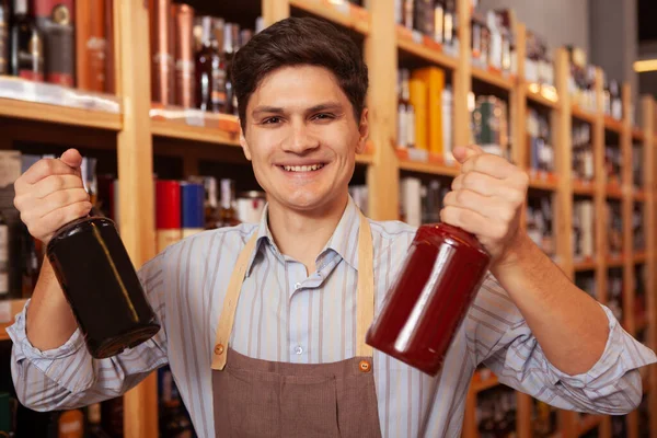 Jovem sommelier masculino trabalhando na loja de vinhos — Fotografia de Stock