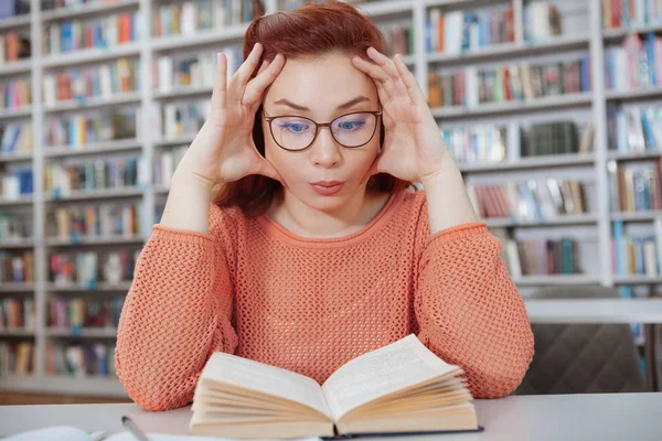 Jeune étudiante à la bibliothèque — Photo