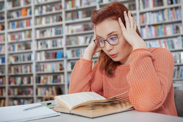 Genç kız öğrenci Kütüphanesi'nde