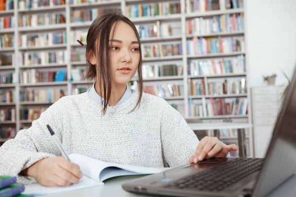 Aantrekkelijke Aziatische vrouw studeren in de bibliotheek — Stockfoto