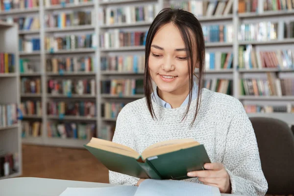 Mulher asiática atraente estudando na biblioteca — Fotografia de Stock