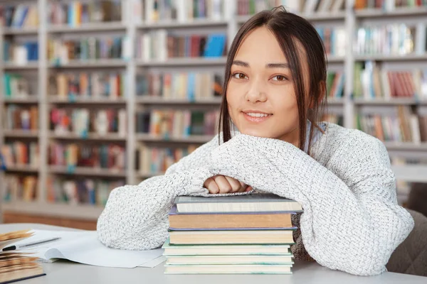 Mulher asiática atraente estudando na biblioteca — Fotografia de Stock