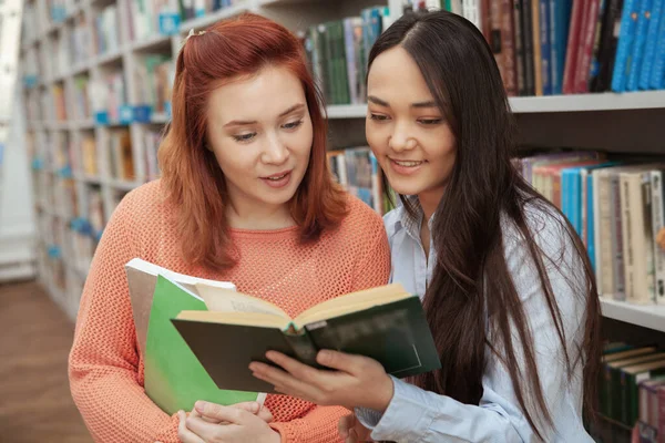 两个女学生在图书馆学习 — 图库照片