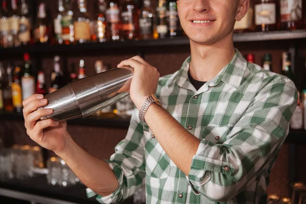 Close Recortado Tiro Barman Masculino Irreconhecível Preparando Bebida Para Cliente — Fotografia de Stock