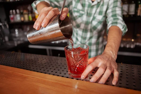 Close Bartebder Macho Derramando Uma Bebida Para Copo Barman Profissional — Fotografia de Stock