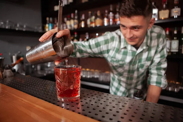 Foco Seletivo Uma Bebida Bartender Profissional Derramando Para Copo Cocktails — Fotografia de Stock