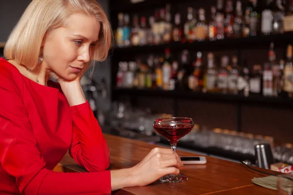 Barda Içen Üzgün Bir Kadının Görüntüsü Depresyondaki Kadın Restoranda Tek — Stok fotoğraf