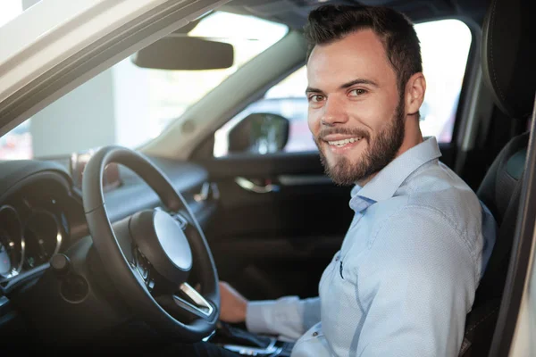 Kameraya Gülümseyen Arabasında Oturan Yakışıklı Neşeli Erkek Sürücü Çekici Adam — Stok fotoğraf