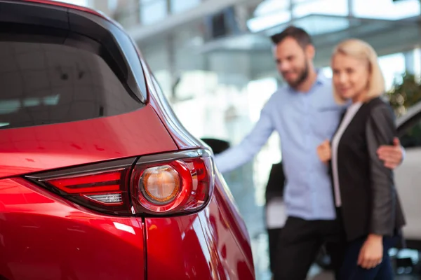 Enfoque Selectivo Luz Del Coche Pareja Examinando Automóvil Para Venta — Foto de Stock