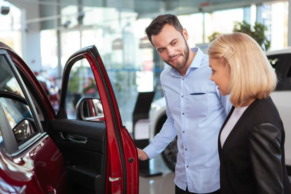 Pohledný Vousatý Muž Mluví Svou Ženou Zatímco Vybírá Nové Auto — Stock fotografie