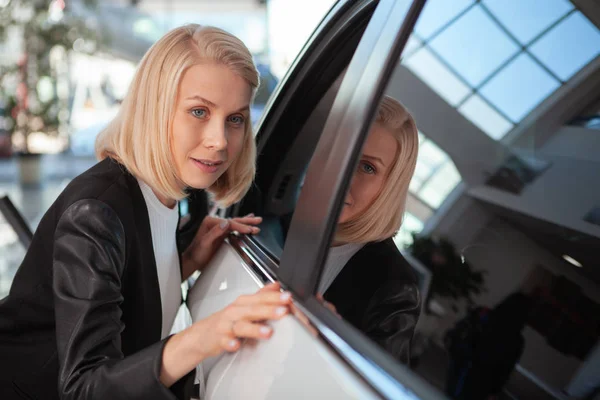 Красивая Женщина Осматривает Новую Машину Продажу Салоне Автосалона Женщина Водитель — стоковое фото