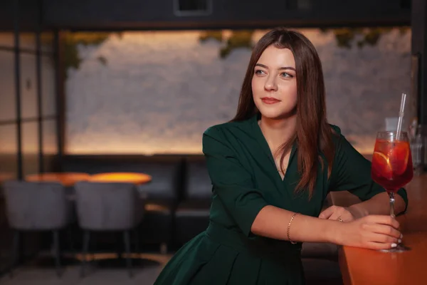 Beautiful Young Woman Enjoyinf Relaxing Bar Having Cocktail Copy Space — Stock Photo, Image