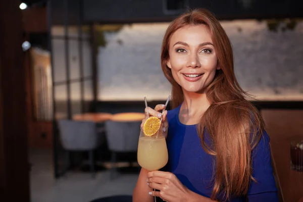 Çekici Genç Bir Kadın Kameraya Gülümsüyor Içkisini Tutuyor Barda Eğleniyor — Stok fotoğraf