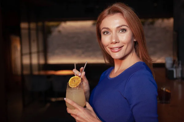 Ευτυχισμένη Όμορφη Γυναίκα Που Πίνει Κοκτέιλ Στο Μπαρ Χαμογελώντας Στην — Φωτογραφία Αρχείου