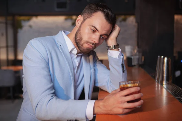 Jovem Cansado Beber Sozinho Bar Homem Solitário Bonito Tomar Uma — Fotografia de Stock