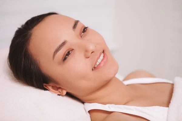 走近一个快乐美丽的年轻亚洲女人微笑着 在美容院做完护肤手术后放松一下 — 图库照片