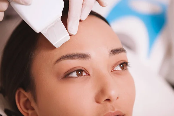 Beskuren Bild Asiatisk Kvinna Som Får Ultraljud Ansiktsrengöring Kosmetolog — Stockfoto