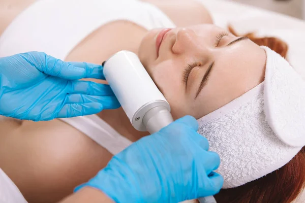 Närbild Ung Kvinna Att Hud Uppstramande Och Åtstramning Massage Kosmetolog — Stockfoto