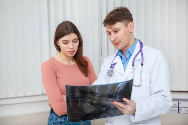 医生与他的女病人交谈 解释她的Mri扫描结果 — 图库照片