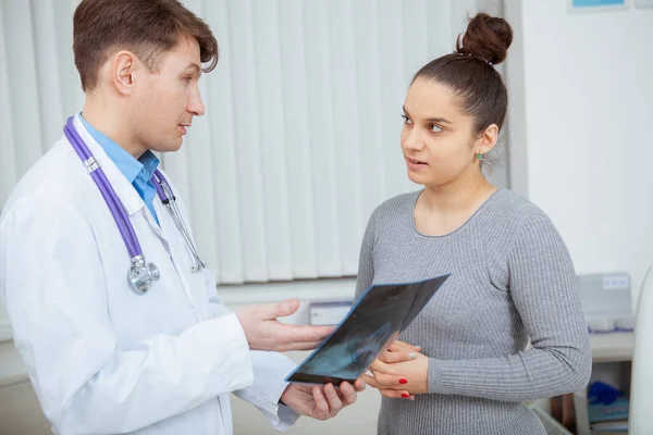 Paziente Femminile Che Ascolta Attentamente Medico Mentre Sta Spiegando Risultati — Foto Stock