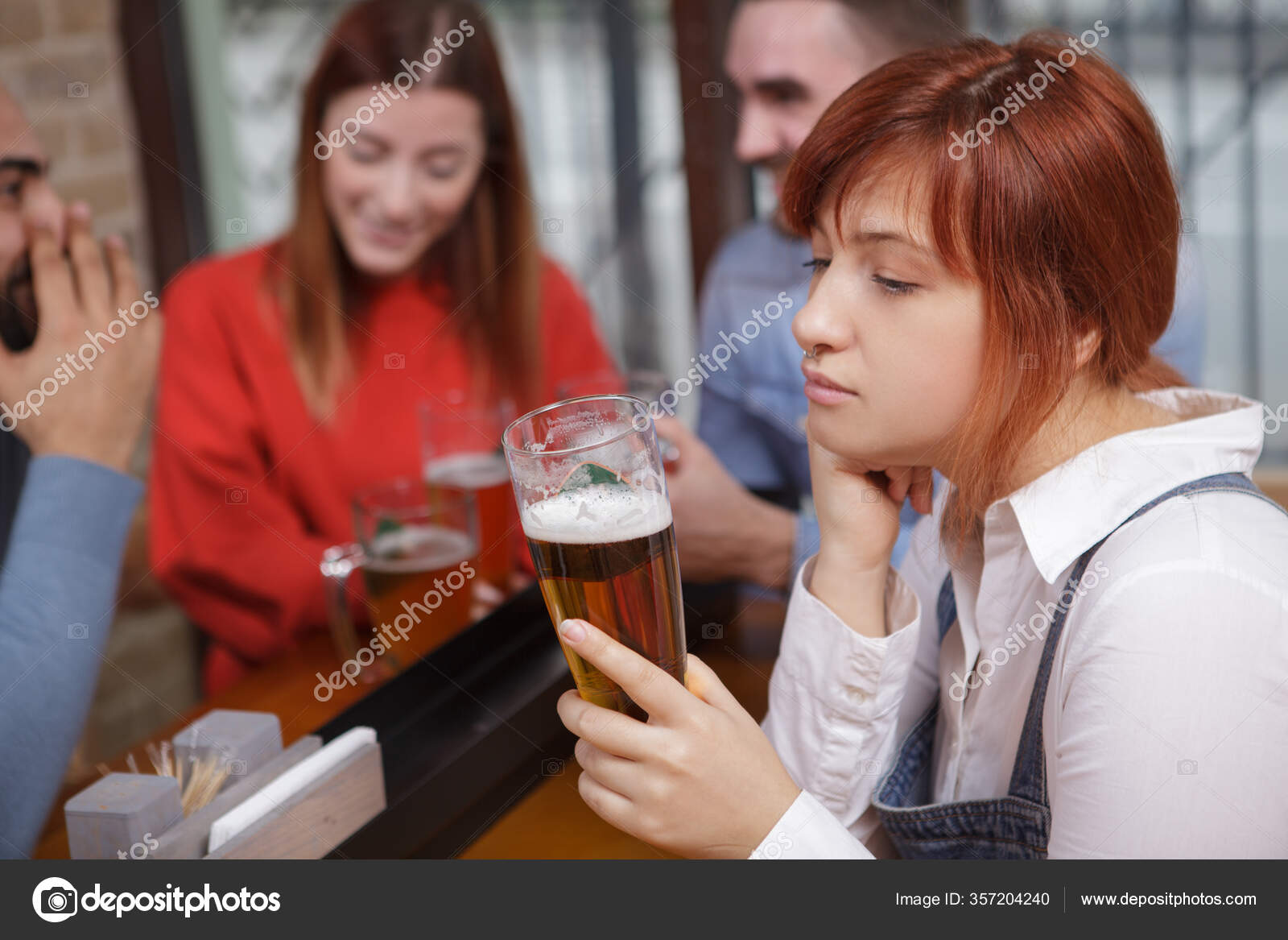 Amigos do sexo masculino e feminino chateados, assistindo a jogos