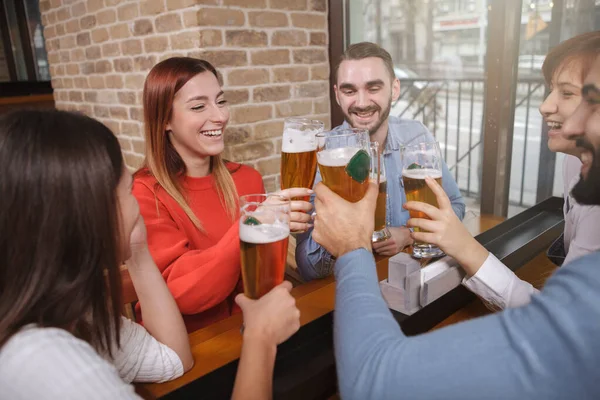 Diverse Junge Leute Genießen Das Gemeinsame Biertrinken Der Kneipe Freundschaft — Stockfoto