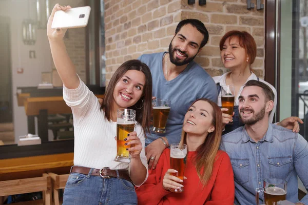 Eine Gruppe Von Freunden Macht Selfies Einer Kneipe Junge Leute — Stockfoto