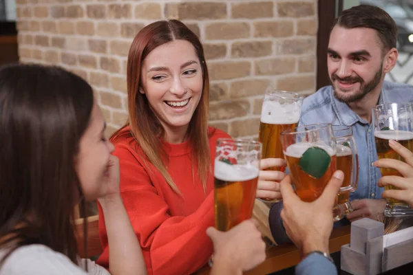 Schöne Junge Frau Lacht Mit Ihren Freunden Während Sie Der — Stockfoto