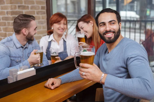 Schöner Mann Schaut Weg Genießt Sein Bier Mit Einer Gruppe — Stockfoto