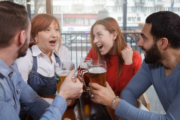 Gruppe Von Freunden Unterhält Sich Beim Gemeinsamen Bier Der Örtlichen — Stockfoto