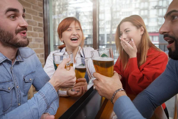 Fröhliche Freunde Lachen Und Unterhalten Sich Bei Einem Glas Bier — Stockfoto