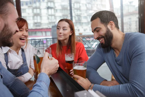 Fröhliche Junge Leute Genießen Das Gemütliche Beisammensein Der Bierstube Gruppe — Stockfoto