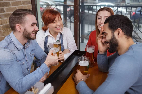 Gruppe Junger Leute Amüsiert Sich Zusammen Trinkt Bier Der Kneipe — Stockfoto