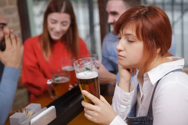 Молодая Женщина Выглядит Расстроенной Пьет Пиво Время Подруга Флиртует Медиком — стоковое фото