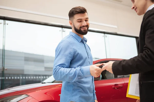 Bajo Ángulo Tiro Hombre Barbudo Guapo Recibir Las Llaves Nuevo — Foto de Stock