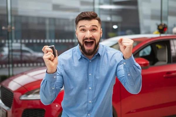 Podekscytowany Brodaty Mężczyzna Krzyczący Szczęśliwie Trzymający Kluczyki Samochodu Mężczyzna Wygrywający — Zdjęcie stockowe