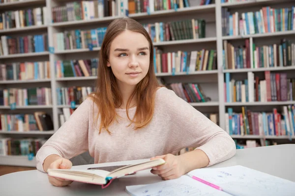 Menina Adolescente Encantadora Olhando Para Longe Sonhadoramente Enquanto Lia Livro — Fotografia de Stock