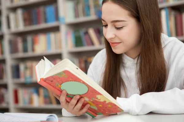 Cortado Tiro Encantador Feliz Adolescente Menina Sorrindo Ler Livro Biblioteca — Fotografia de Stock