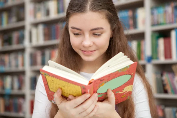 Close Uma Menina Adolescente Encantadora Sorrindo Lendo Livro Biblioteca Local — Fotografia de Stock