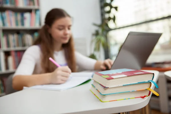 Вибірковий Фокус Книгах Дівчина Підліток Використовує Ноутбук Під Час Навчання — стокове фото