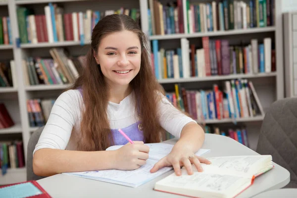 Щаслива Дівчина Підліток Посміхається Камери Під Час Навчання Шкільній Бібліотеці — стокове фото