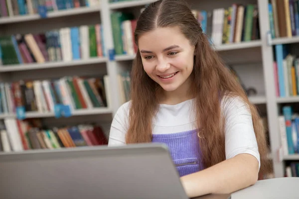 Прекрасна Дівчина Підліток Насолоджується Навчанням Бібліотеці Використовуючи Свій Ноутбук Язок — стокове фото