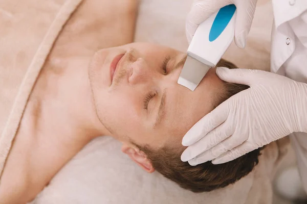 Professionele Cosmetische Reiniging Van Huid Van Mannelijke Cliënt Met Ultrasone — Stockfoto